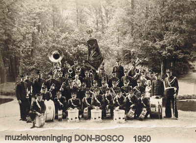 862310 Groepsportret van 'Don Bosco' (opgericht in 1947), het fanfareorkest van de St.-Josephparochie te Utrecht, op ...